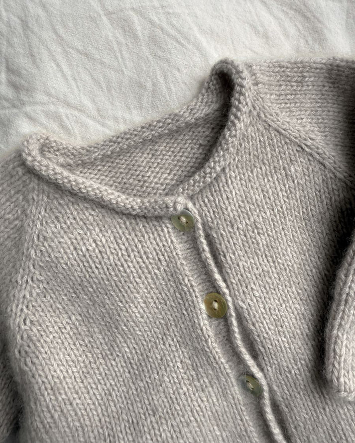 Cleo Baby Set on hurmaava, pehmeä ja ajattoman kaunis kolmiosainen vauvan neulekokonaisuus