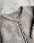 Cleo Baby Set on hurmaava, pehmeä ja ajattoman kaunis kolmiosainen vauvan neulekokonaisuus