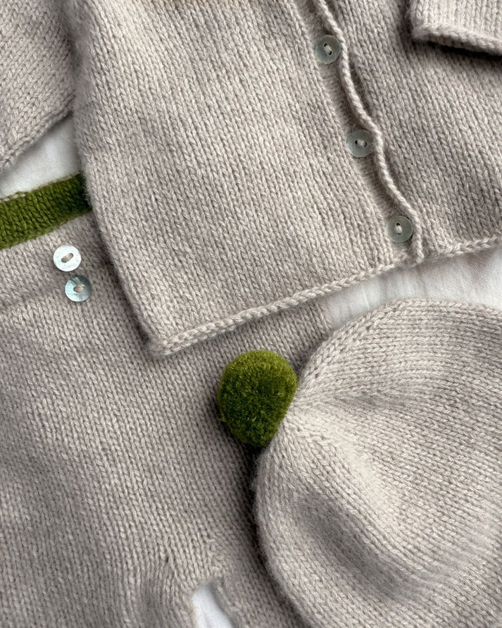 Cleo Baby Set on hurmaava, pehmeä ja ajattoman kaunis kolmiosainen vauvan neulekokonaisuus