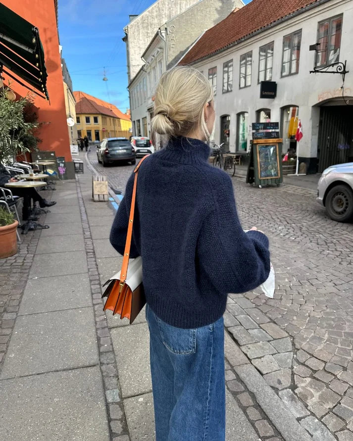 Esther Sweater on näyttävä, ryhdikäs ja ylellisen lämmin neulepaita, jota koristaa kauttaaltaan kaunis ja eläväpintainen pintaneulekuvio.
