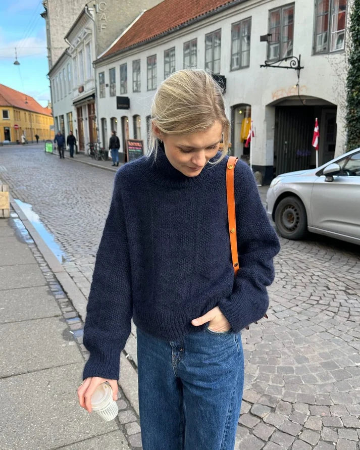 Esther Sweater on näyttävä, ryhdikäs ja ylellisen lämmin neulepaita, jota koristaa kauttaaltaan kaunis ja eläväpintainen pintaneulekuvio.