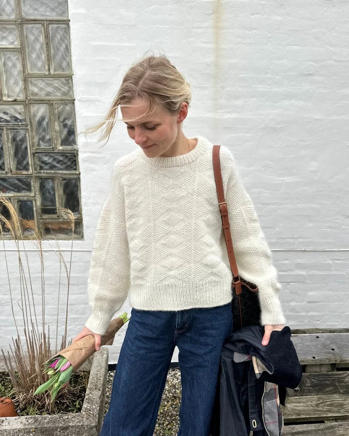 Esther Sweater on näyttävä, ryhdikäs ja ylellisen lämmin neulepaita, jota koristaa kauttaaltaan kaunis ja eläväpintainen pintaneulekuvio.