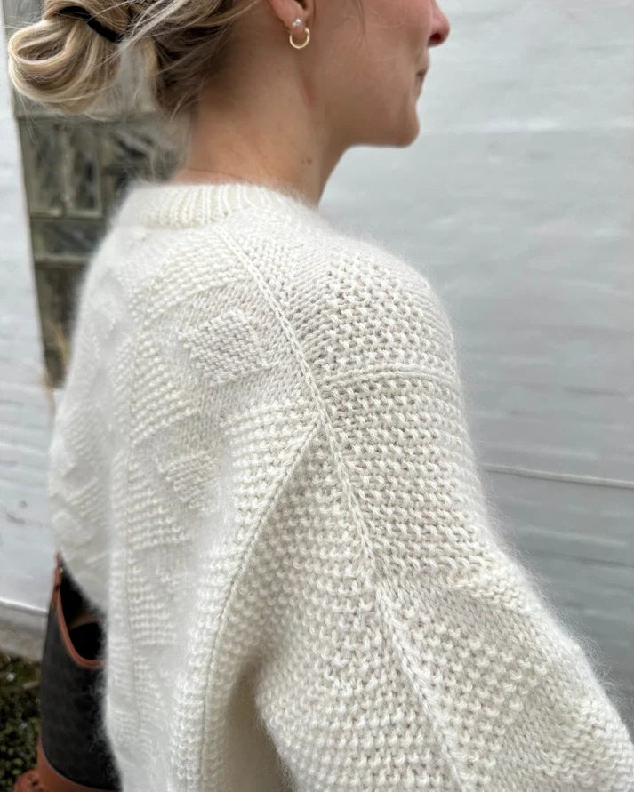 Esther Sweater on näyttävä, ryhdikäs ja ylellisen lämmin neulepaita, jota koristaa kauttaaltaan kaunis ja eläväpintainen pintaneulekuvio.