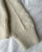 Esther Sweater on näyttävä, ryhdikäs ja ylellisen lämmin neulepaita, jota koristaa kauttaaltaan kaunis ja eläväpintainen pintaneulekuvio.