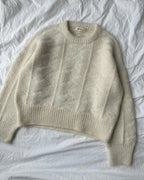 Esther Sweater on näyttävä, ryhdikäs ja ylellisen lämmin neulepaita, jota koristaa kauttaaltaan kaunis ja eläväpintainen pintaneulekuvio.