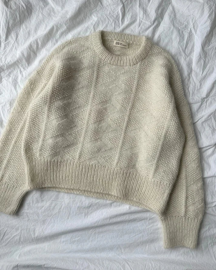 Esther Sweater on näyttävä, ryhdikäs ja ylellisen lämmin neulepaita, jota koristaa kauttaaltaan kaunis ja eläväpintainen pintaneulekuvio.