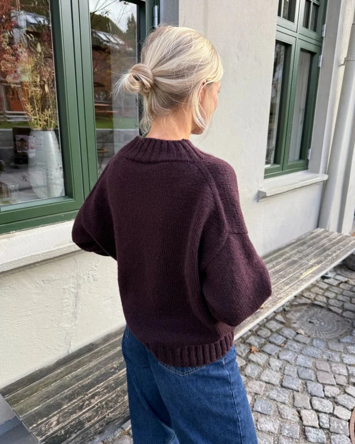 Hannah Sweater V-neck on rento, moderni ja tyylikkään ylikokoinen (oversized) V-aukkoinen villapaita.