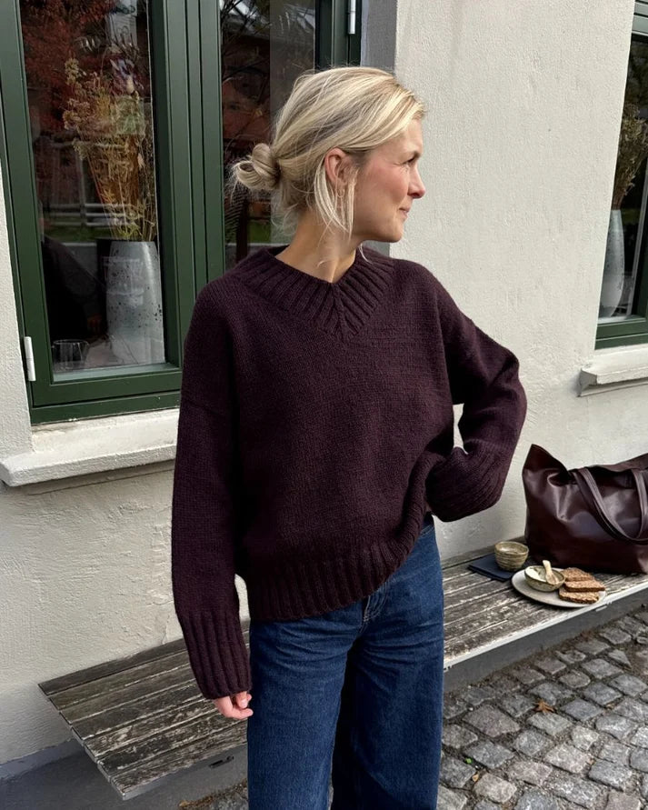 Hannah Sweater V-neck on rento, moderni ja tyylikkään ylikokoinen (oversized) V-aukkoinen villapaita.