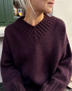 Hannah Sweater V-neck on rento, moderni ja tyylikkään ylikokoinen (oversized) V-aukkoinen villapaita.