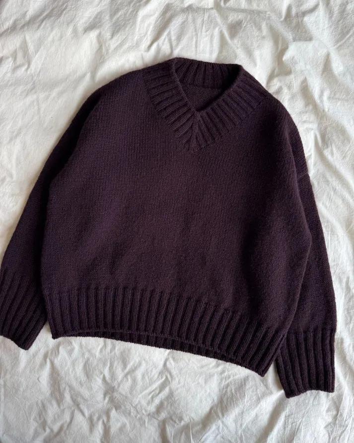 Hannah Sweater V-neck on rento, moderni ja tyylikkään ylikokoinen (oversized) V-aukkoinen villapaita.