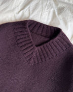 Hannah Sweater V-neck on rento, moderni ja tyylikkään ylikokoinen (oversized) V-aukkoinen villapaita.