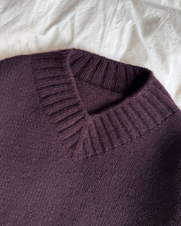 Hannah Sweater V-neck on rento, moderni ja tyylikkään ylikokoinen (oversized) V-aukkoinen villapaita.