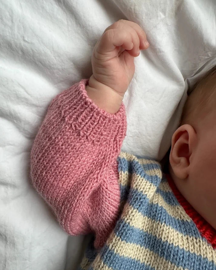 Holger Baby Set on suloinen, iloisen värikäs ja leikkisä vauvojen ja taaperoiden asukokonaisuus