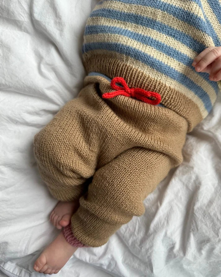 Holger Baby Set on suloinen, iloisen värikäs ja leikkisä vauvojen ja taaperoiden asukokonaisuus