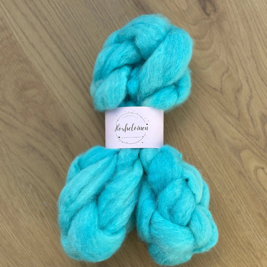 Hörhelöisen Helsingissä käsinvärjätty Suomenlammas-kehruutopsi (100 g, 100 % suomenlampaan villa). Pehmeä ja kiiltävä kotimainen kuitu kehruuseen ja huovutukseen.