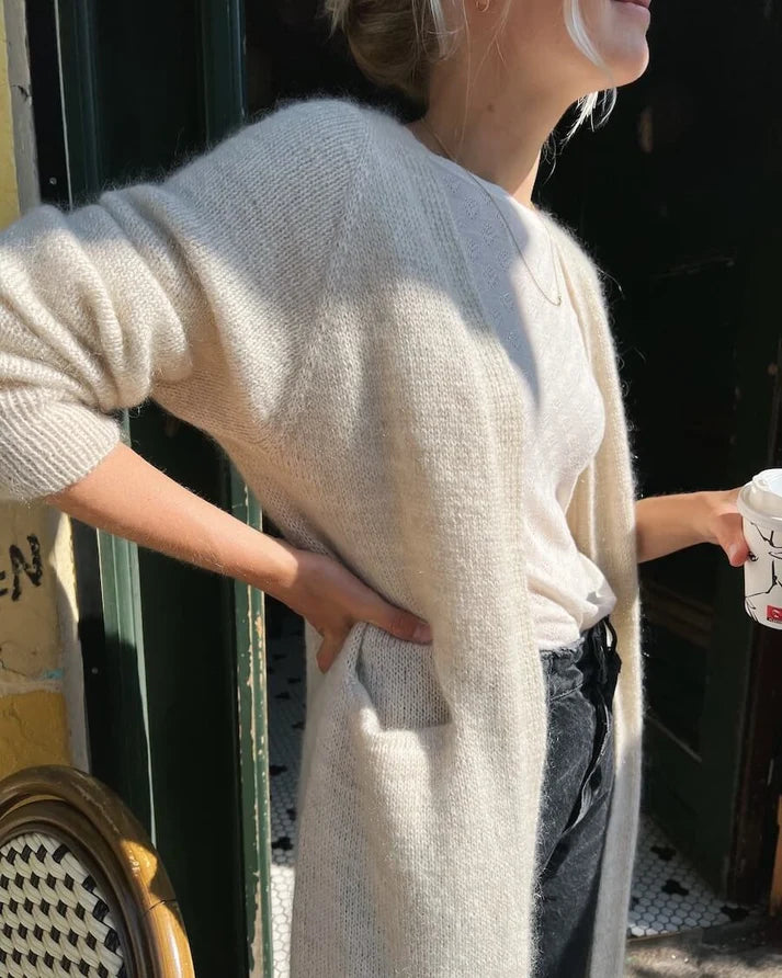 No Frills Cardigan on ihana, pelkistetyn tyylikäs ja pitkä raglanhihainen neuletakki, joka kietoo pehmeyteensä niin viileinä arki-aamuina kuin rentoina koti-iltoinakin.