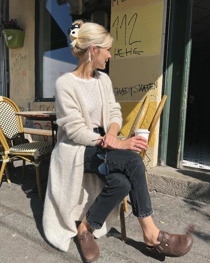 No Frills Cardigan on ihana, pelkistetyn tyylikäs ja pitkä raglanhihainen neuletakki, joka kietoo pehmeyteensä niin viileinä arki-aamuina kuin rentoina koti-iltoinakin.