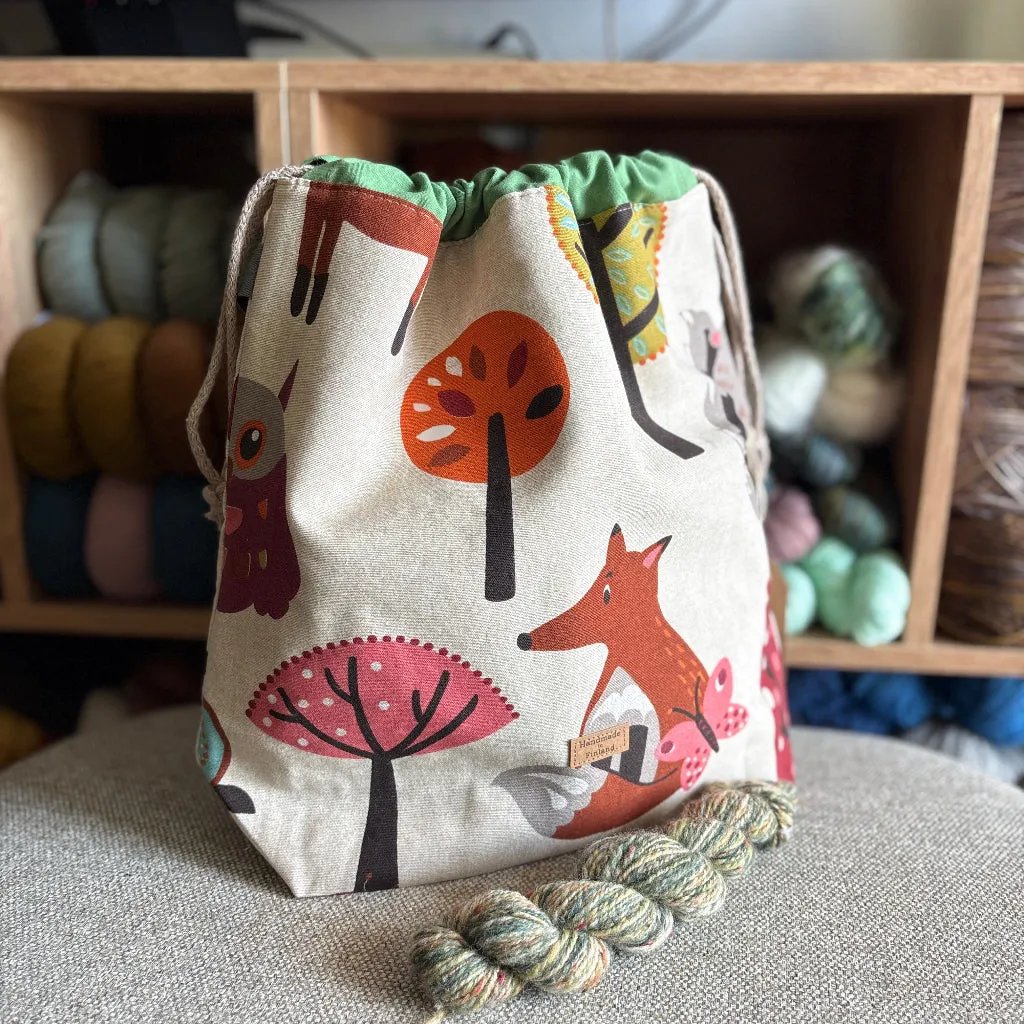 Carelia Handmade iso käsintehty projektipussi kantokahvalla ja sisätaskuilla. Mukana ihana kehruukuitu- tai käsinkehrätty minilankanäyte!