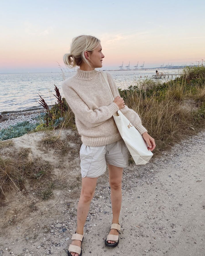 Novice Sweater on täydellinen ensimmäinen villapaitaprojekti aloittelevalle neulojalle tai rento luottoneule kokeneemmalle tekijälle!