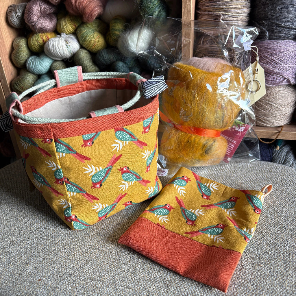 Carelia Handmade käsintehty kässäkori (japanilainen rice bag) pitää käsityöt ja langat järjestyksessä. Mukana ihana kehruukuitu- tai käsintehty lankanäyte!