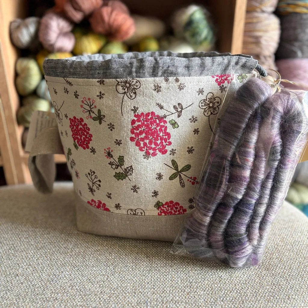 Carelia Handmade käsintehty pellavainen kässäpussi kiristysnyöreillä ja kantolenkillä. Mukana ihana kehruukuitu- tai käsinkehrätty minilankanäyte!
