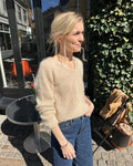 Cumulus Blouse on höyhenenkevyt, naisellinen ja unelmanpehmeä neulepusero, joka neulotaan kaksinkertaisesta ohuesta silkki-mohairista.