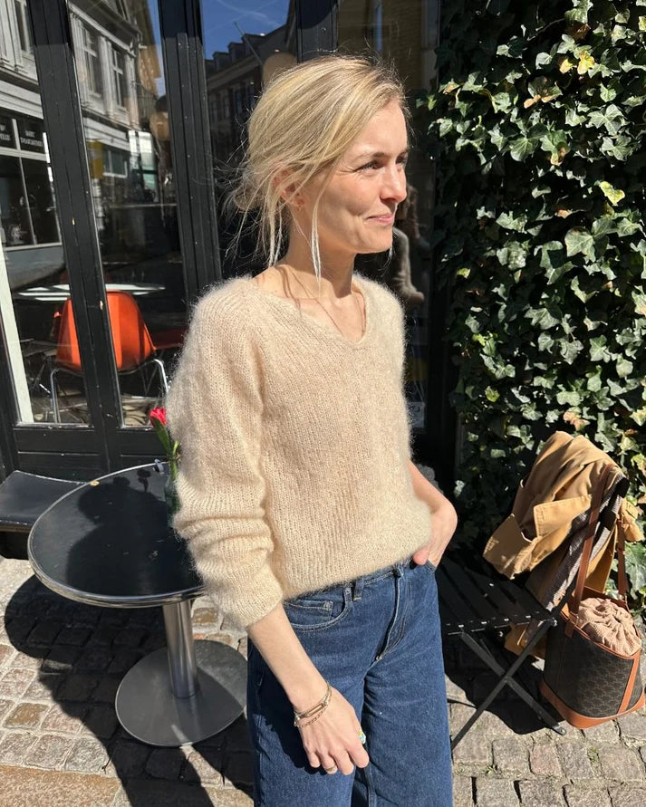 Cumulus Blouse on höyhenenkevyt, naisellinen ja unelmanpehmeä neulepusero, joka neulotaan kaksinkertaisesta ohuesta silkki-mohairista.