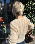 Cumulus Blouse on höyhenenkevyt, naisellinen ja unelmanpehmeä neulepusero, joka neulotaan kaksinkertaisesta ohuesta silkki-mohairista.