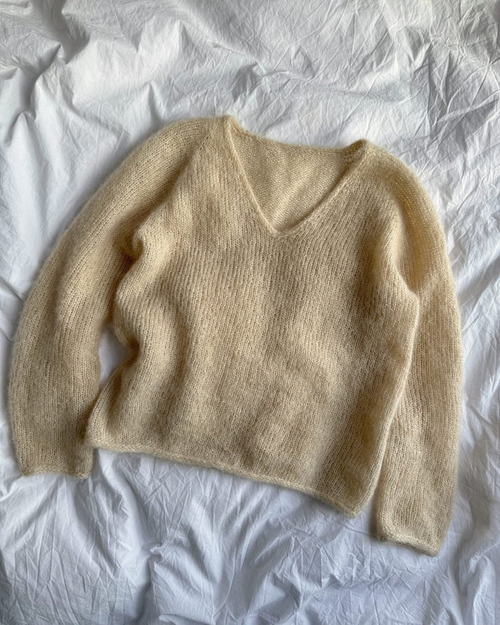 Cumulus Blouse on höyhenenkevyt, naisellinen ja unelmanpehmeä neulepusero, joka neulotaan kaksinkertaisesta ohuesta silkki-mohairista.