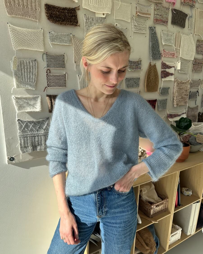 Cumulus Blouse on höyhenenkevyt, naisellinen ja unelmanpehmeä neulepusero, joka neulotaan kaksinkertaisesta ohuesta silkki-mohairista.