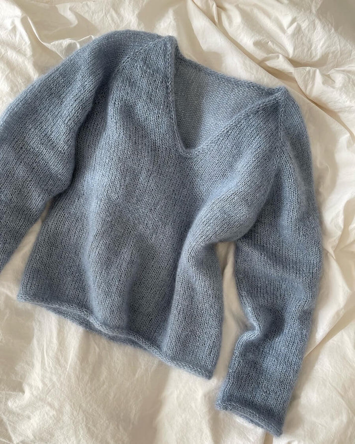 Cumulus Blouse on höyhenenkevyt, naisellinen ja unelmanpehmeä neulepusero, joka neulotaan kaksinkertaisesta ohuesta silkki-mohairista.