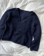 Cumulus Blouse on höyhenenkevyt, naisellinen ja unelmanpehmeä neulepusero, joka neulotaan kaksinkertaisesta ohuesta silkki-mohairista.