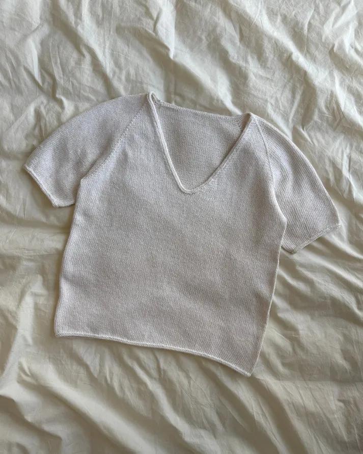 Cumulus Tee on siro, ilmava ja naisellinen lyhythihainen neulepaita, jossa on kauniisti pyöristetty V-pääntie.