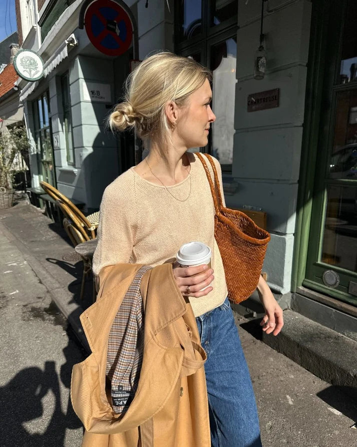 Cumulus Tee O-neck on siro, ajattoman tyylikäs ja kauniisti laskeutuva lyhythihainen kesäneule, jossa on klassinen pyöreä pääntie.