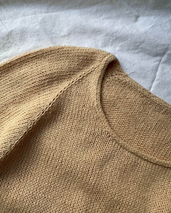 Cumulus Tee O-neck on siro, ajattoman tyylikäs ja kauniisti laskeutuva lyhythihainen kesäneule, jossa on klassinen pyöreä pääntie.