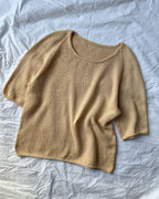 Cumulus Tee O-neck on siro, ajattoman tyylikäs ja kauniisti laskeutuva lyhythihainen kesäneule, jossa on klassinen pyöreä pääntie.