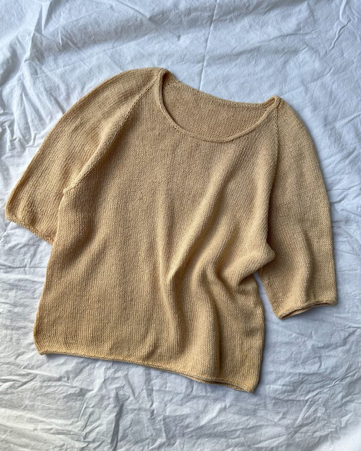 Cumulus Tee O-neck on siro, ajattoman tyylikäs ja kauniisti laskeutuva lyhythihainen kesäneule, jossa on klassinen pyöreä pääntie.