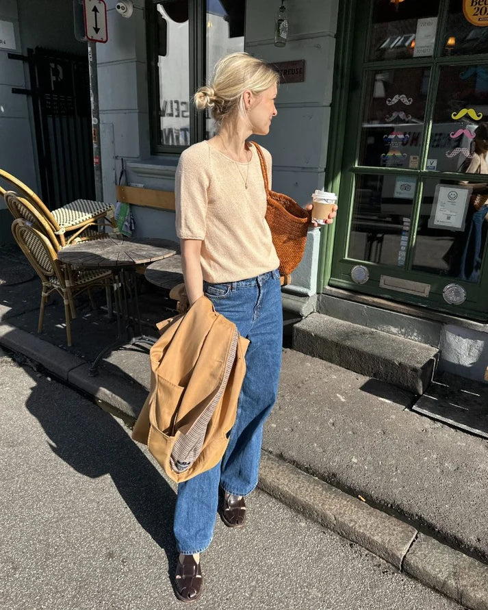 Cumulus Tee O-neck on siro, ajattoman tyylikäs ja kauniisti laskeutuva lyhythihainen kesäneule, jossa on klassinen pyöreä pääntie.