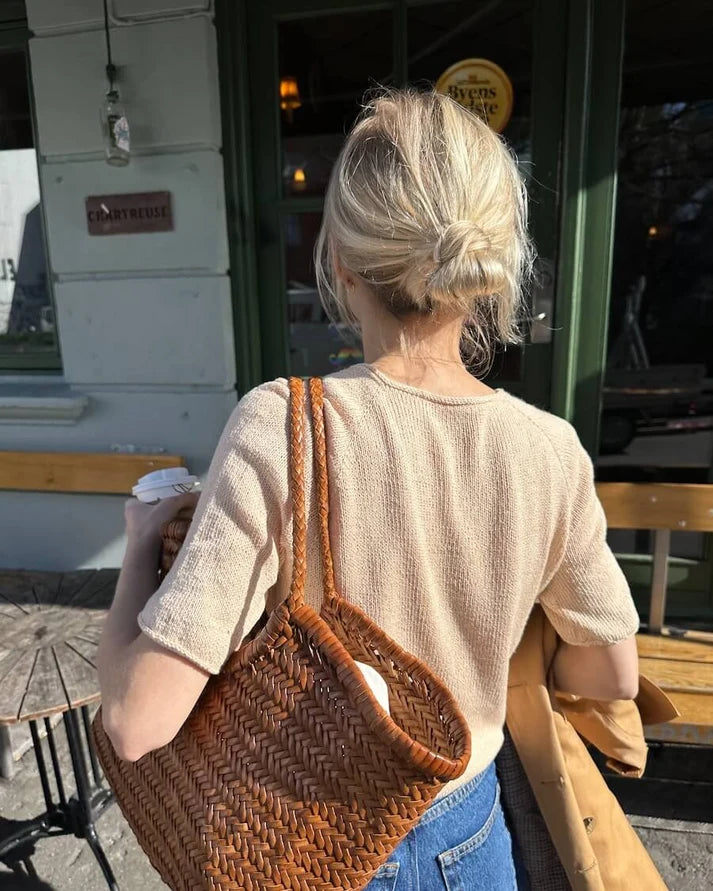 Cumulus Tee O-neck on siro, ajattoman tyylikäs ja kauniisti laskeutuva lyhythihainen kesäneule, jossa on klassinen pyöreä pääntie.