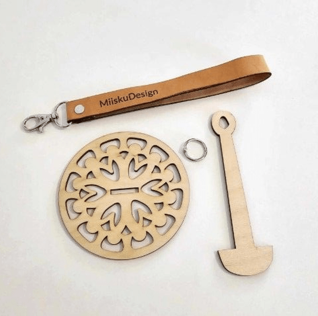 Miisku Design lankakerän pidin ranteeseen suomalaisesta vanerista ja nahasta. Neulo missä vain, vaikka kävellessä! 1 tai 2 kerälle. Tilaa hyrrä heti!