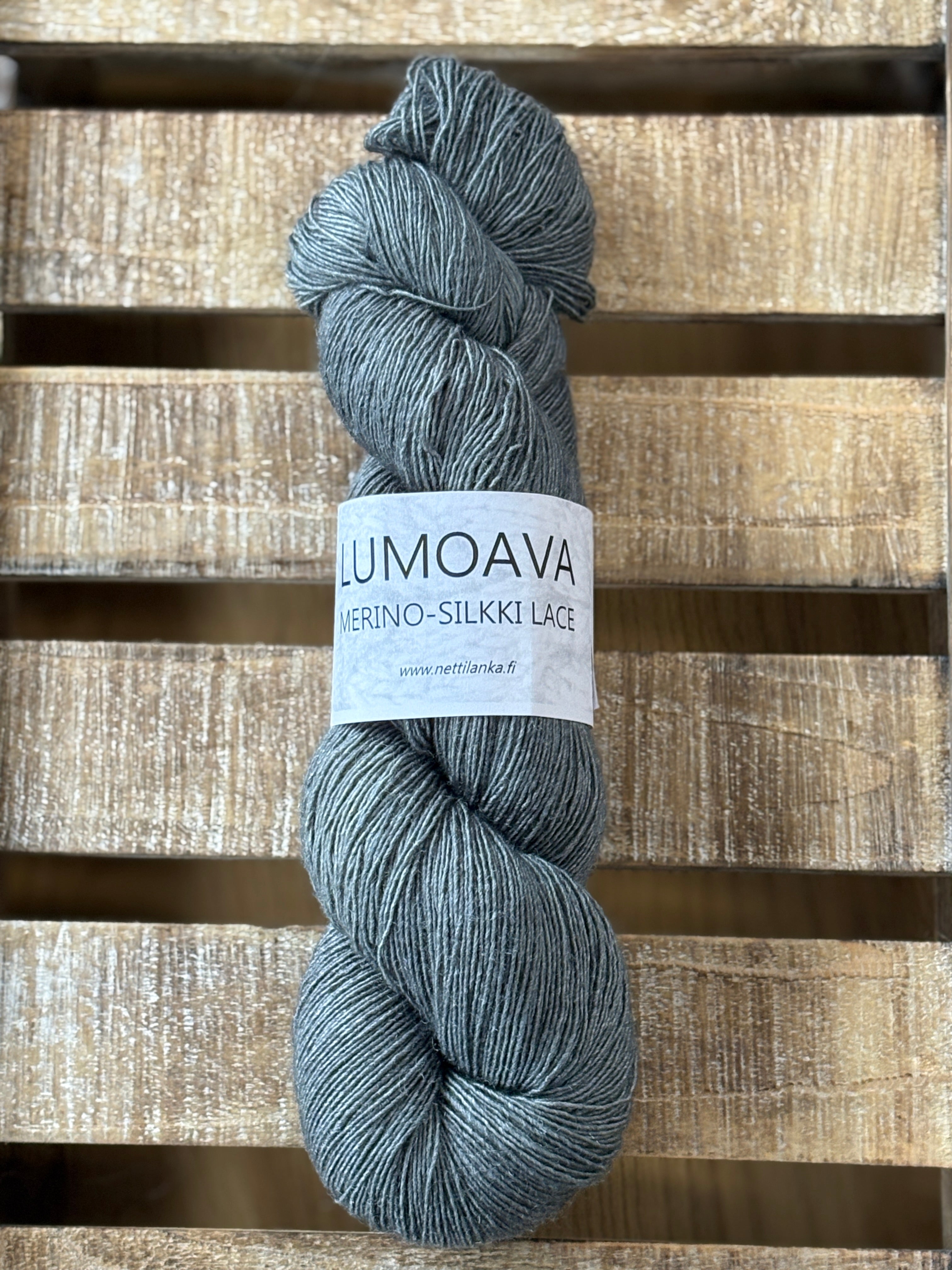 Lumoava Merino-Silkki Lace – Yksisäikeistä unelmaa ja höyhenenkevyttä pehmeyttä hopeanharmaana