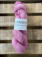 Lumoava Merino-Silkki Lace – Yksisäikeistä unelmaa ja höyhenenkevyttä pehmeyttä karkki sävyssä
