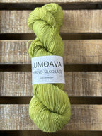 Lumoava Merino-Silkki Lace – Yksisäikeistä unelmaa ja höyhenenkevyttä pehmeyttä kevään vihreässä sävyssä
