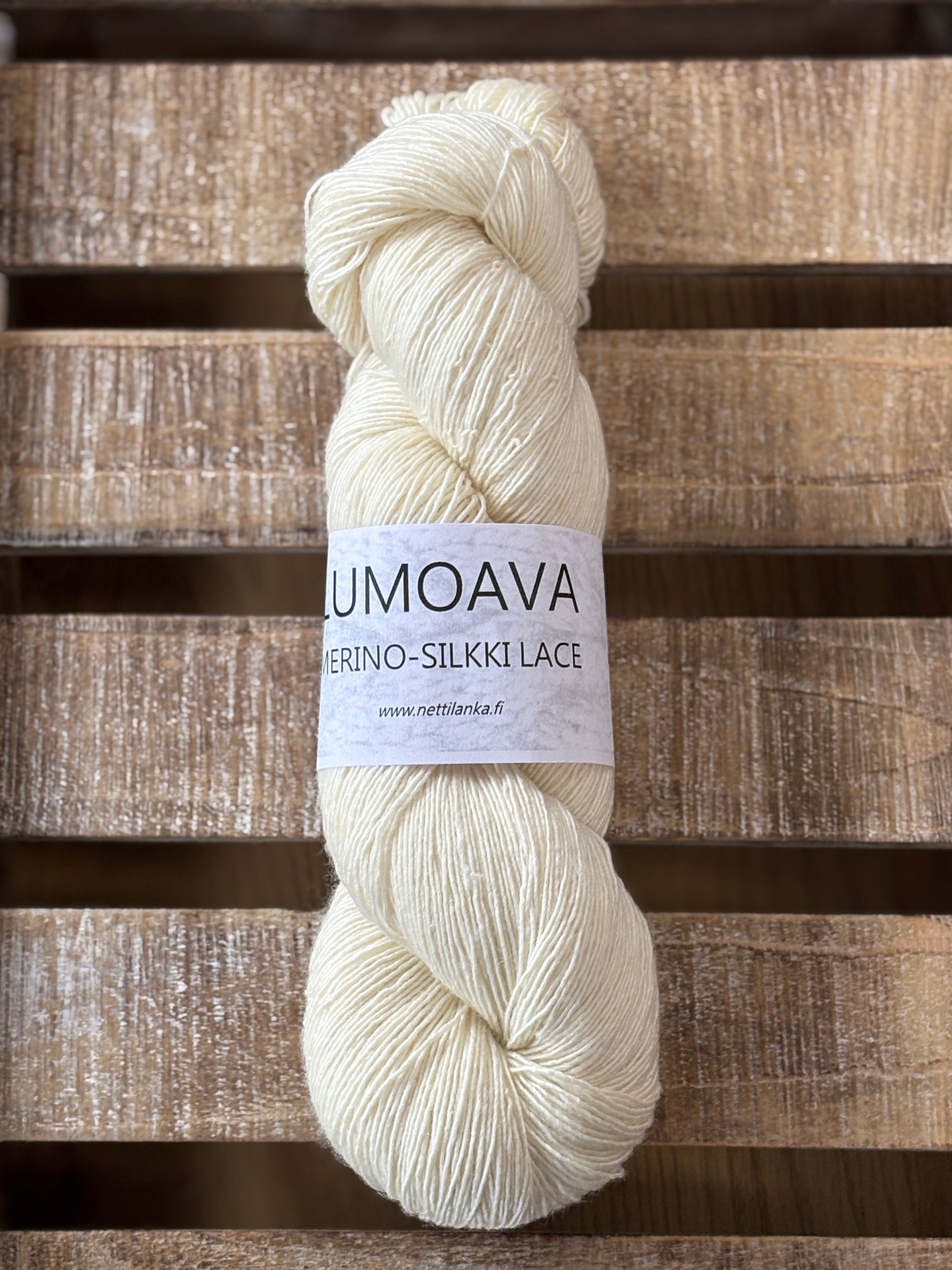 Lumoava Merino-Silkki Lace – Yksisäikeistä unelmaa ja höyhenenkevyttä pehmeyttä luonnonvalkoisena