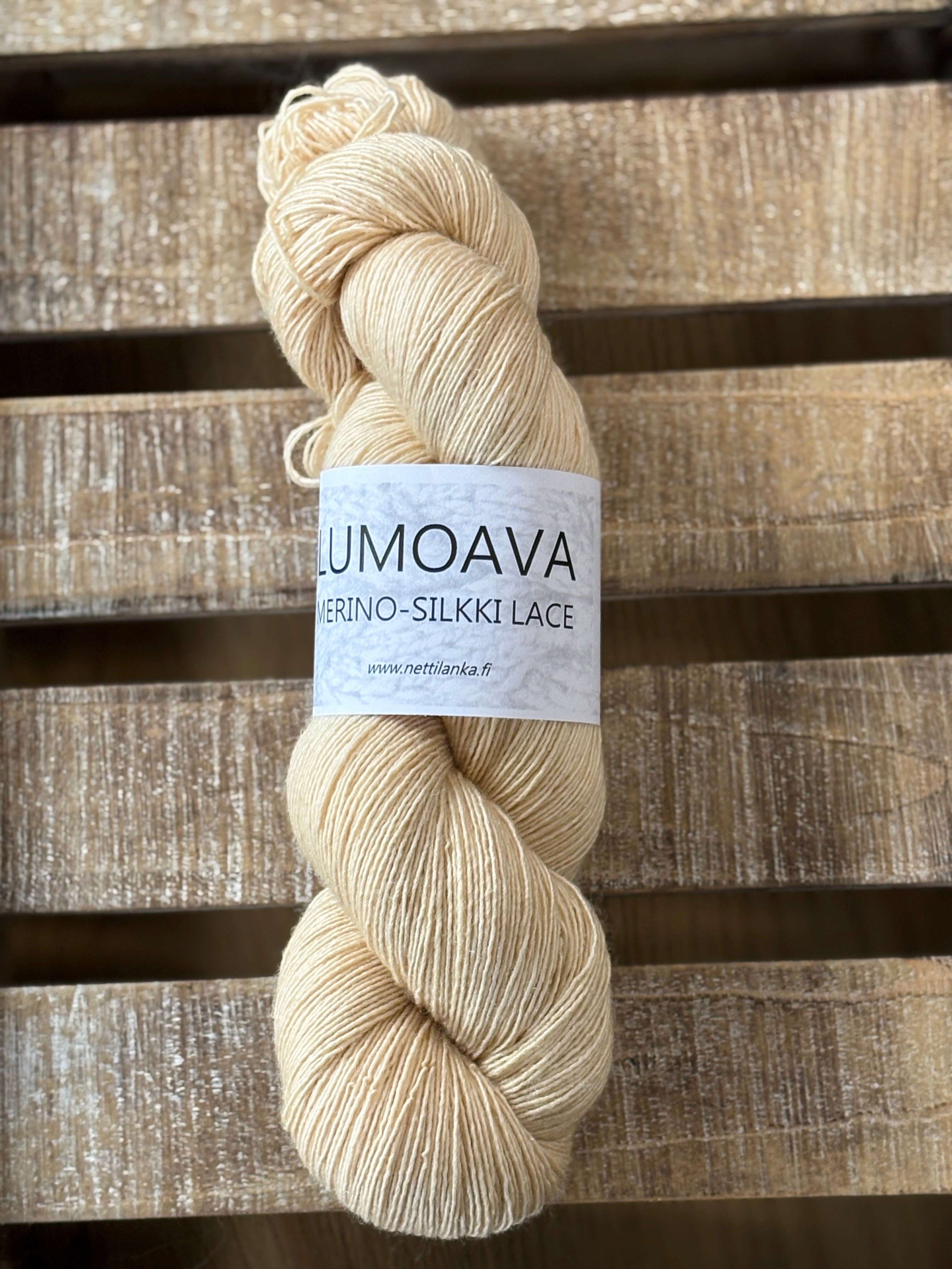 Lumoava Merino-Silkki Lace – Yksisäikeistä unelmaa ja höyhenenkevyttä pehmeyttä mantelin sävyssä