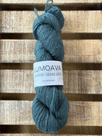 Lumoava Merino-Silkki Lace – Yksisäikeistä unelmaa ja höyhenenkevyttä pehmeyttä sävyssä mustikka