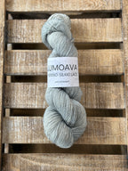 Lumoava Merino-Silkki Lace – Yksisäikeistä unelmaa ja höyhenenkevyttä pehmeyttä vaaleanharmaan sävyssä