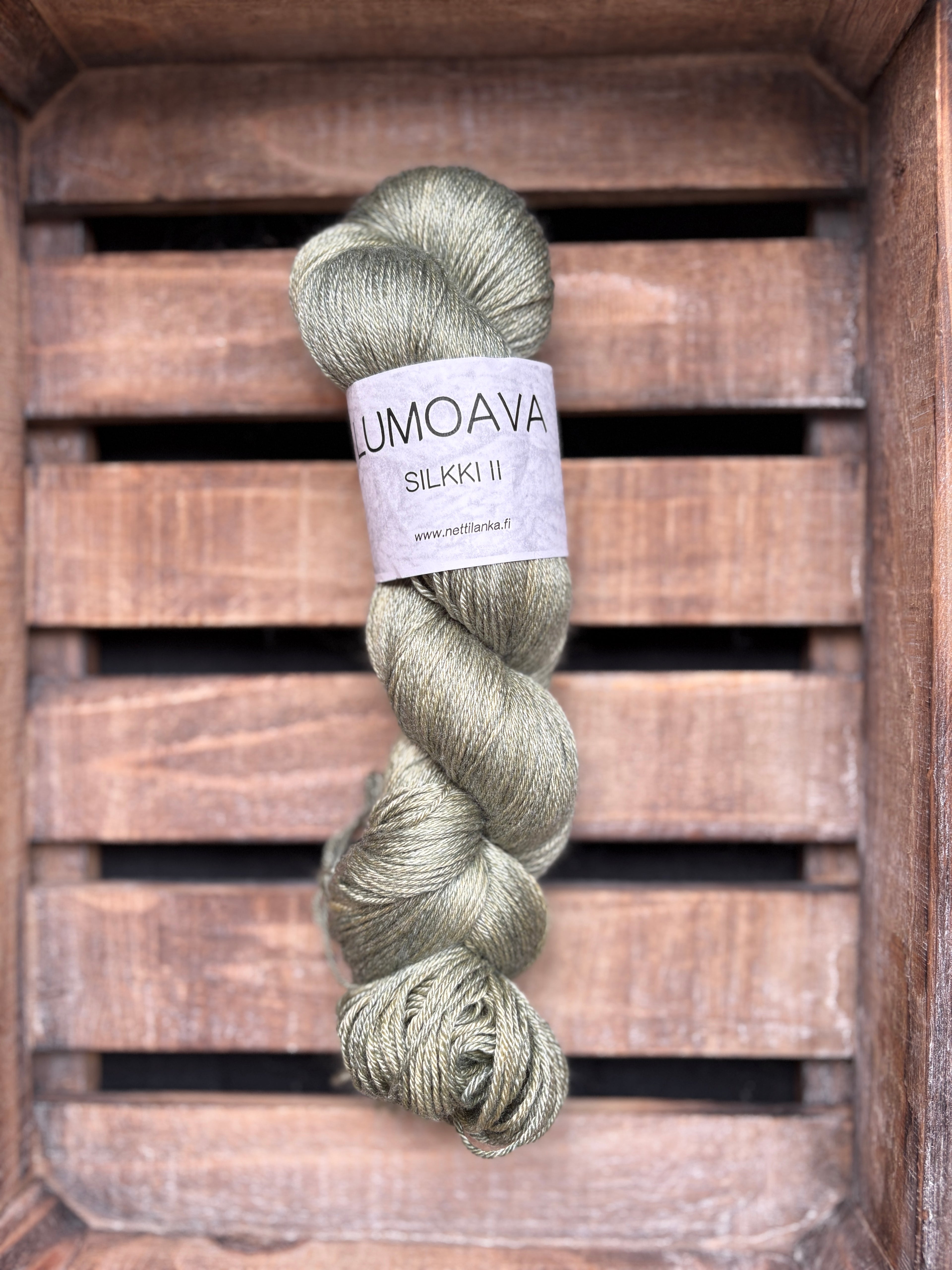 Lumoava Silkki II 
Lanka on ylellinen yhdistelmä superwash-käsiteltyä merinovillaa ja aitoa silkkiä.  100 gramman vyyhti sisältää peräti 400 metriä lankaa värissä ruoho