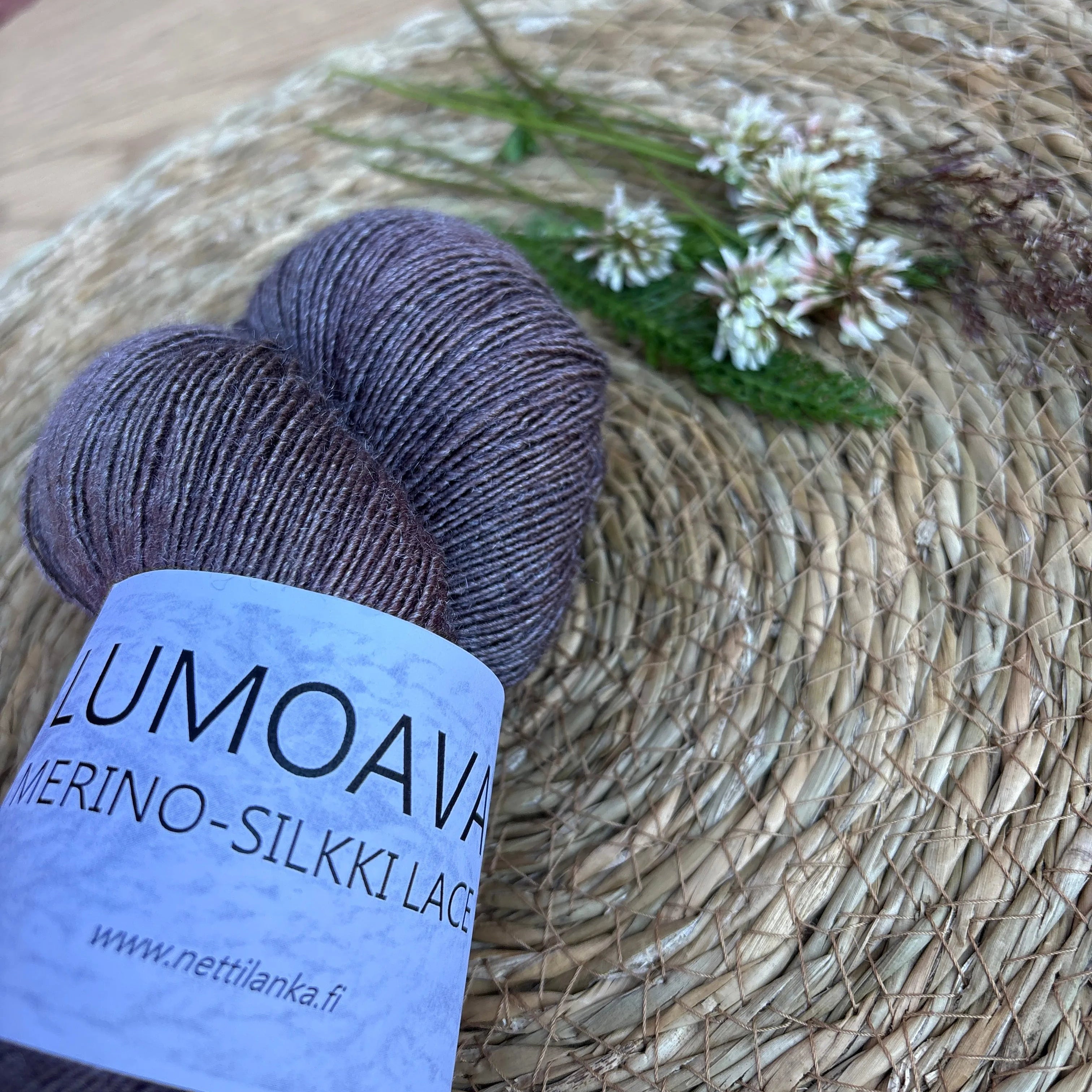 Lumoava Merino-Silkki Lace – Yksisäikeistä unelmaa ja höyhenenkevyttä pehmeyttä.  Lanka on ylellinen yhdistelmä superwash-käsiteltyä merinovillaa ja aitoa silkkiä.