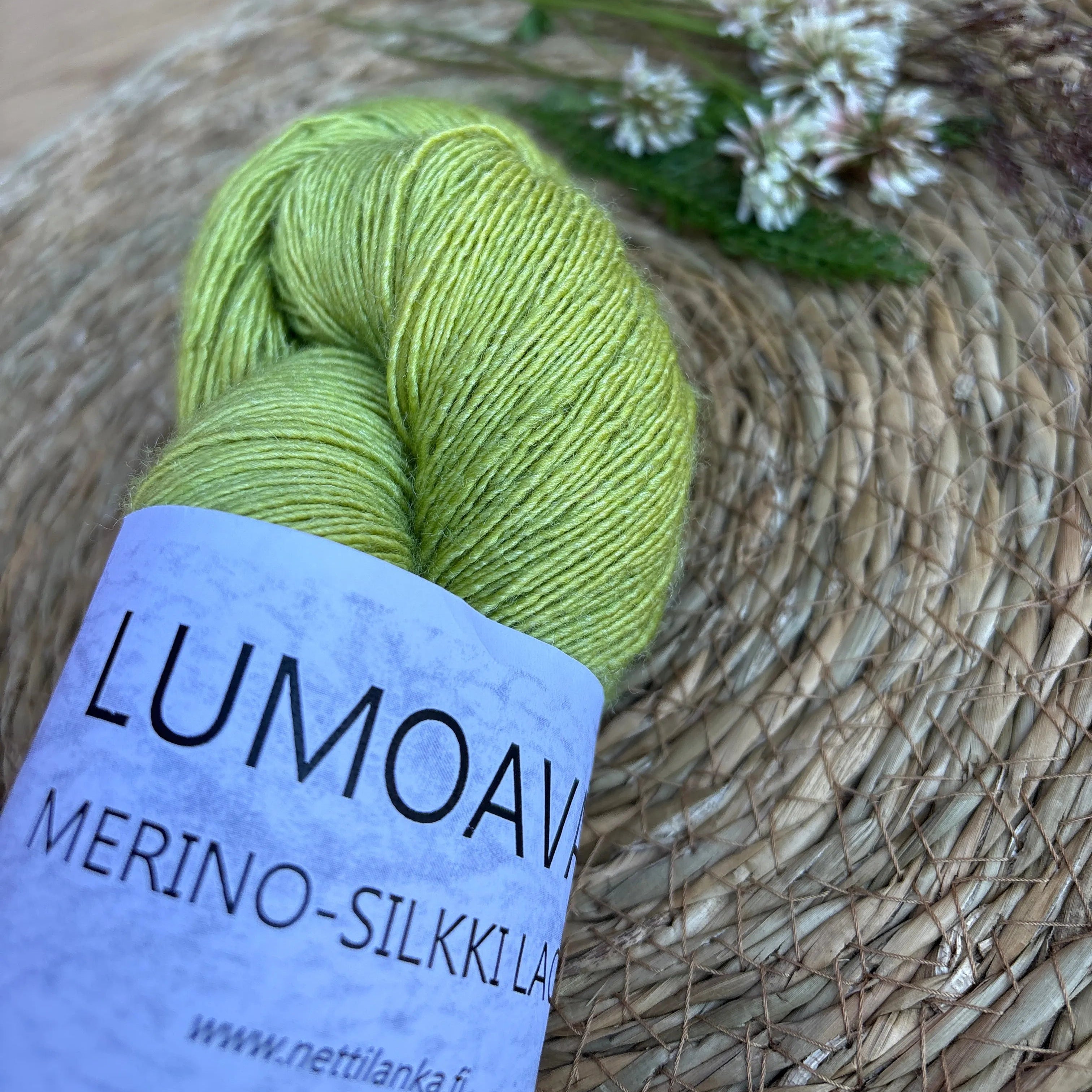 Lumoava Merino-Silkki Lace – Yksisäikeistä unelmaa ja höyhenenkevyttä pehmeyttä.  Lanka on ylellinen yhdistelmä superwash-käsiteltyä merinovillaa ja aitoa silkkiä.
